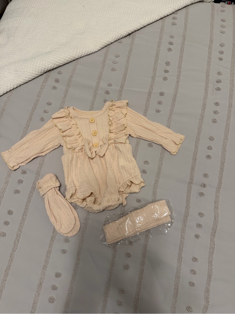 Source Unknown Cream Ruffle Long-Sleeve Baby One-Piece with Headband & Socks